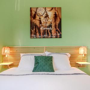 Cognac-le-FroidForestPlage Gîte avec SPA nordique的卧室配有一张壁挂式海报的床