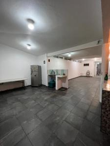 Emiliano ZapataCasa Grace的一间空房间,设有大房间,铺着大型瓷砖地板
