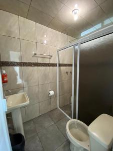 Emiliano ZapataCasa Grace的带淋浴、卫生间和盥洗盆的浴室