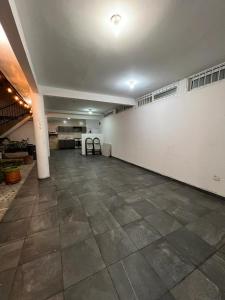 Emiliano ZapataCasa Grace的大房间设有白色的墙壁和瓷砖地板