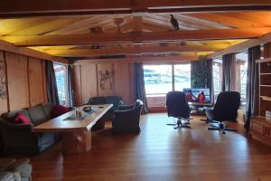 史特林Olden by the fjords of Norway, Bjørkelund的客厅配有桌椅和书桌。