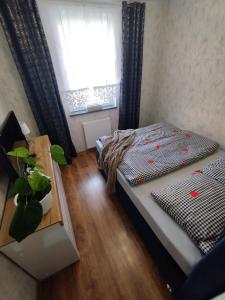 格沃古夫Apartament na Szewskiej的一间小卧室,配有床和窗户