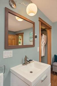 西沃德Bell In The Woods B&B的浴室设有白色水槽和镜子