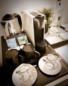 里斯本里斯本艺术酒店的餐具柜台和咖啡壶