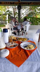 Puerto NariñoWikungo Hotel的一群人坐在餐桌旁吃着食物