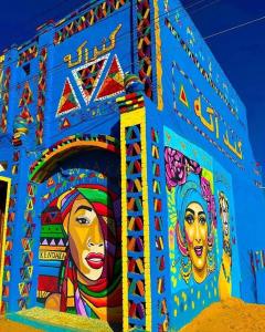 阿斯旺Kendaka Nubian House的一面有画的建筑物