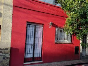 萨尔塔Viajeros的两扇窗户的建筑的红色墙