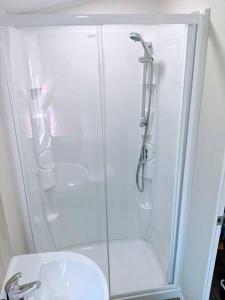 纽基Large 4 person Couples and Family Caravan in Newquay Bay Resort的带淋浴和盥洗盆的浴室