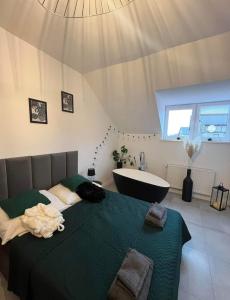 德兹维济诺Uuli的一间卧室设有一张大床和一个浴缸