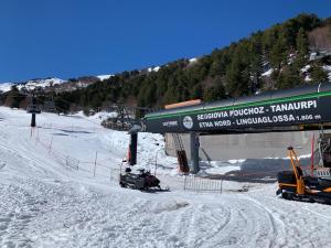 圣韦内里纳Rusina的雪地雪地摩托的滑雪缆车
