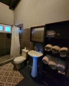 安赫莱斯镇Bama House hn的浴室配有白色卫生间和盥洗盆。