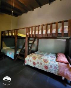 安赫莱斯镇Bama House hn的一间卧室配有两张双层床和一张床
