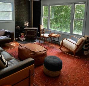 WashingtonThe perfect getaway cabin的带沙发和椅子的客厅以及壁炉