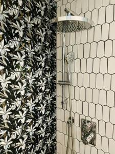 WashingtonThe perfect getaway cabin的浴室设有黑色和白色的瓷砖墙,配有淋浴。