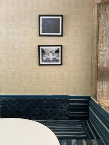 WashingtonThe perfect getaway cabin的一间墙上挂着一张桌子和一张照片的房间