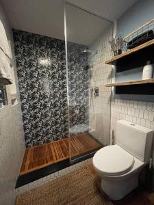 WashingtonThe perfect getaway cabin的带淋浴、卫生间和淋浴的浴室