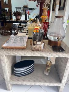 欧纳波利斯Pousada Macdonald的一张桌子,上面有板子和花瓶