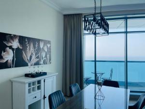 阿吉曼Beachfront paradise just minutes from Dubai的一间设有玻璃桌和椅子的用餐室
