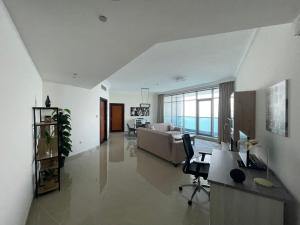 阿吉曼Beachfront paradise just minutes from Dubai的客厅配有沙发和桌子
