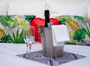 科尔多瓦Casita Piedra Escrita- Private house的桶装一瓶葡萄酒和一杯