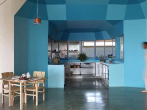 Nefta达尔日酒店的厨房配有桌子和蓝色天花板