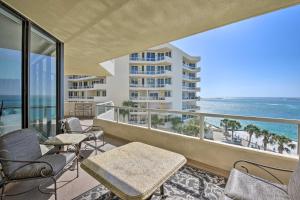 德斯坦Gulf View Destin Condo with Resort Pool and Spa!的阳台配有桌椅,享有海景。
