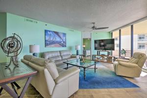 德斯坦Gulf View Destin Condo with Resort Pool and Spa!的带沙发和电视的大型客厅