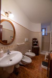 锡耶纳Casa Lazzaro al centro di Siena的一间带水槽、卫生间和镜子的浴室