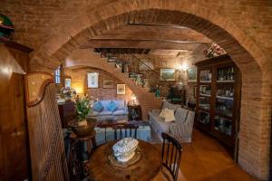 锡耶纳Casa Lazzaro al centro di Siena的一间设有砖墙和螺旋楼梯的客厅