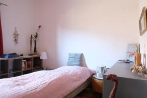 因斯布鲁克Haus Blang Einzelzimmer的一间卧室配有一张床和一张带台灯的桌子