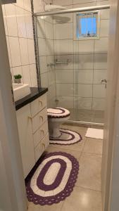 本图贡萨尔维斯Dom Ângelo Hospedagem的一间带卫生间和玻璃淋浴间的浴室