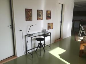 海宁Kratgaardens Apartment的一张玻璃桌,在房间里摆放着凳子