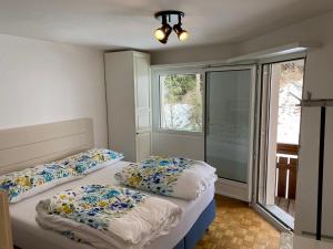 圣莫里茨St. Moritz的小型客房 - 带2张床和窗户