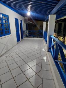 塔曼达雷CASA DA NINA的带有蓝色栏杆的房屋阳台