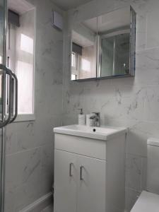 伯明翰Dream Ensuite Rooms的白色的浴室设有水槽和镜子