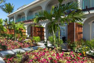 乔治敦大开曼岛七哩滩威斯汀度假酒店 的前面有鲜花的房子