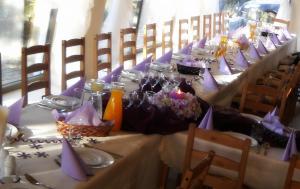 新托梅希尔薰衣草庭式旅馆的一张长桌,上面有紫色的餐巾