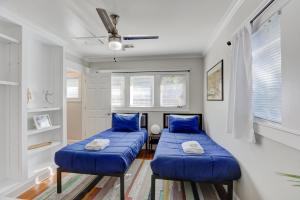 孟菲斯Hip and Spacious Midtown Cottage near Beale Street的配有蓝色枕头的客房内的两张床