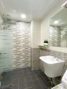 浦项浦项酒店的浴室配有白色水槽和淋浴。