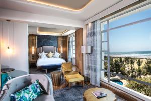 德班Suncoast Hotel & Towers的酒店客房设有一张床,享有海景。