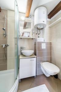 斯普利特Sv.Duje Apartments的一间带水槽、卫生间和淋浴的浴室