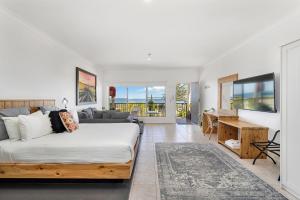 Port Noarlunga海岸公寓及汽车旅馆的一间卧室设有一张床和一间客厅。