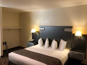圣何塞Casa Royal Inn的酒店客房配有一张带白色枕头的大床