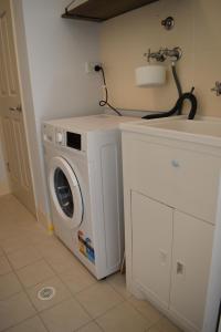 St Georges BasinDiscover St Georges Basin的厨房配有洗衣机及水槽