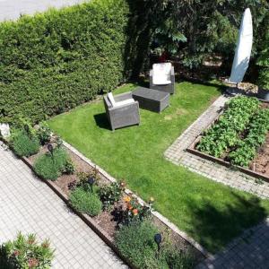 Le Noirmontschöner Aufenthalt的花园,带两张沙发,种有植物