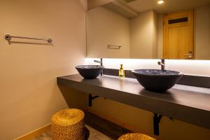 丰冈市川口屋城崎河滨酒店的浴室设有2个水槽和镜子