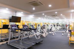 济州市Sono Belle Jeju的健身房设有数台跑步机和平面电视
