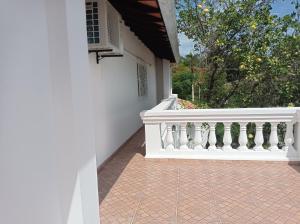 AreguáCasa de la Amistad的白色阳台,在房子上设有白色栏杆