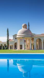卡法亚特Finca El Recreo的一座带圆顶的游泳池建筑