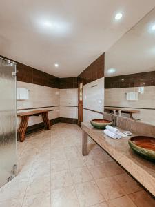 科隆科托德尔玛酒店的一间带两个盥洗盆和淋浴的浴室